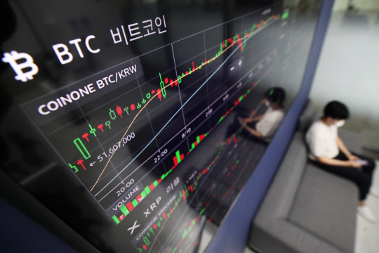 비트코인 가격이 상승세를 보인 10일 오후 서울 용산구 코인원 고객센터에 비트코인 등 가상화폐 시세가 표시되고 있다. <연합뉴스>